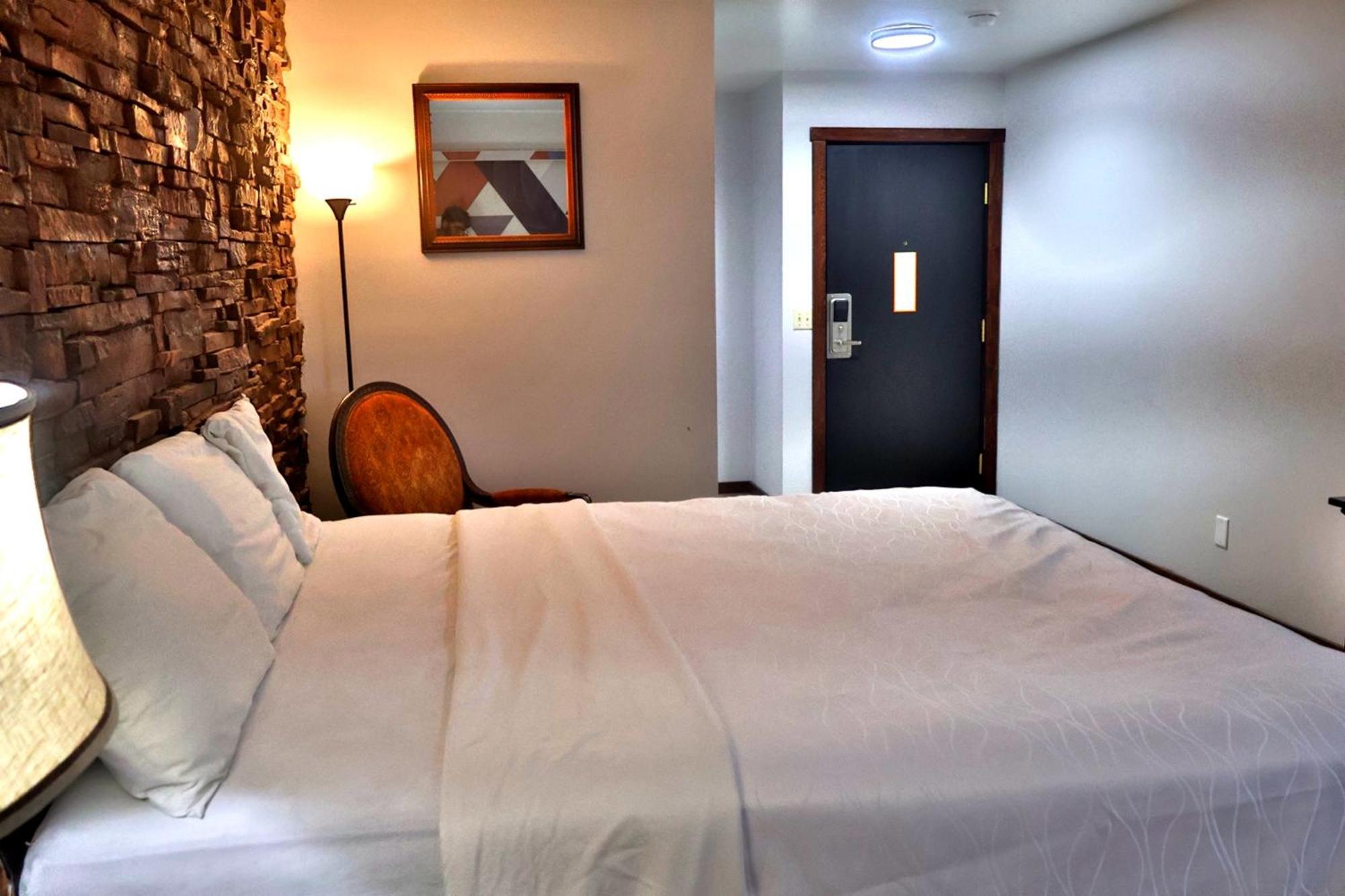 1 King Bed Non-Smoking,1758838762:JPEG